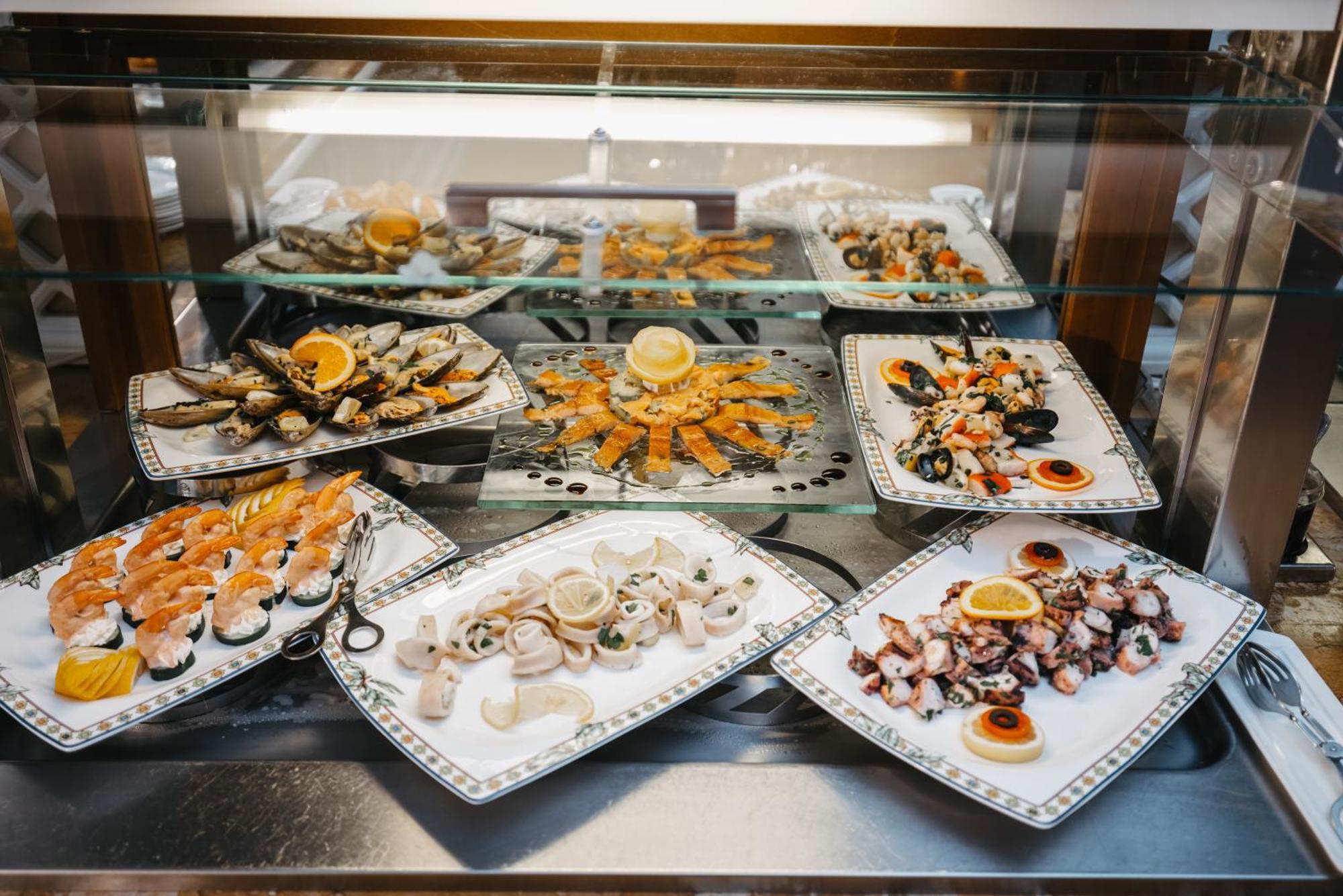 Swiss Diamond Hotel Prishtina Pristina Exterior photo Seafood at a restaurant in Athens
